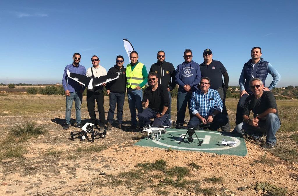 Alumnos de la 1ª fase del curso Policía y Drones posando tras la fase práctica